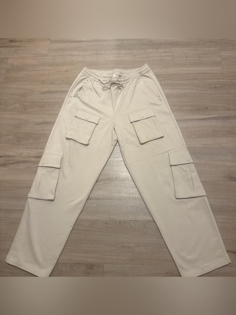 ALO Yoga Men's Cream Cargo Pants with Utility Pockets-M